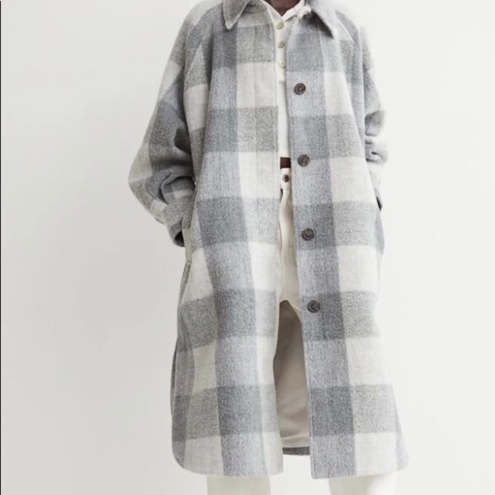 H&M • BLOGGERS FAVORITE Long Oversized Shacket Coat in Gray & White Plaid - Picture 2 of 16